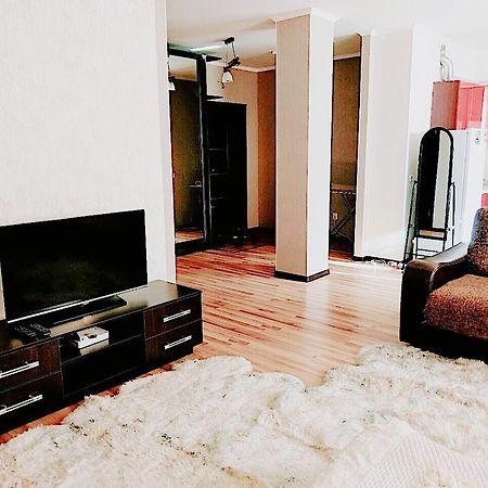 Apartment On Sauran Str Center Akmola Esterno foto