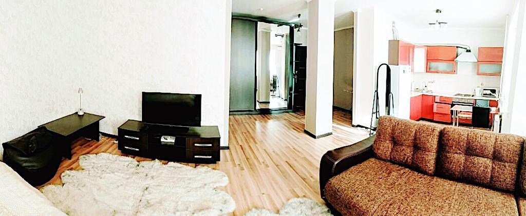 Apartment On Sauran Str Center Akmola Esterno foto